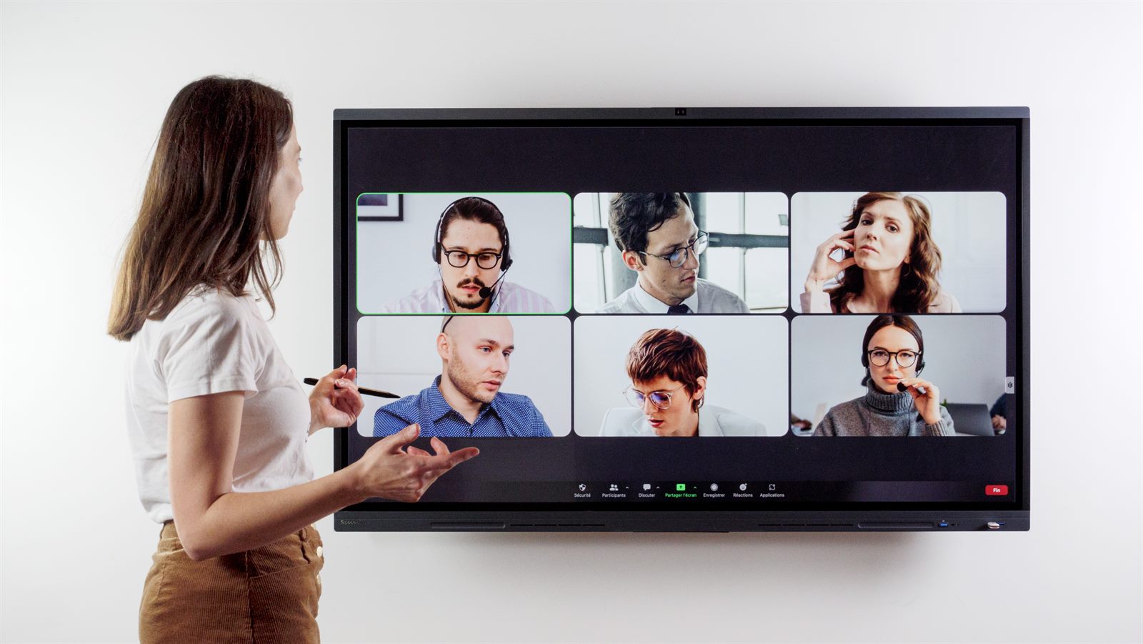 Painel interativo com videoconferência